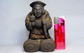木彫大黒像（１）　　江戸時代　　長く奥行のある米俵　　　
