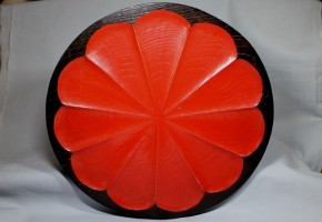 赤黒漆塗菊花１１弁文藤原盆（２）　　　江戸～明治時代　　　