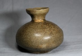 高麗青磁連弁文油壺（１）　　高麗末期～李朝時代初期　　　