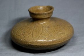 高麗青磁連弁文油壺（３）　　高麗末期～李朝時代初期　　　